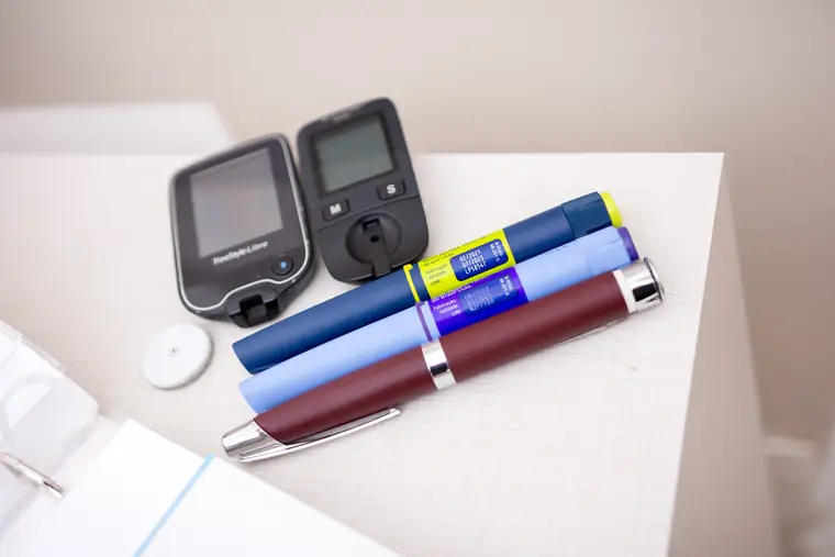 Sensor de monitorização contínua de glicose, glicosímetro e canetas de insulina usados no acompanhamento do Diabetes